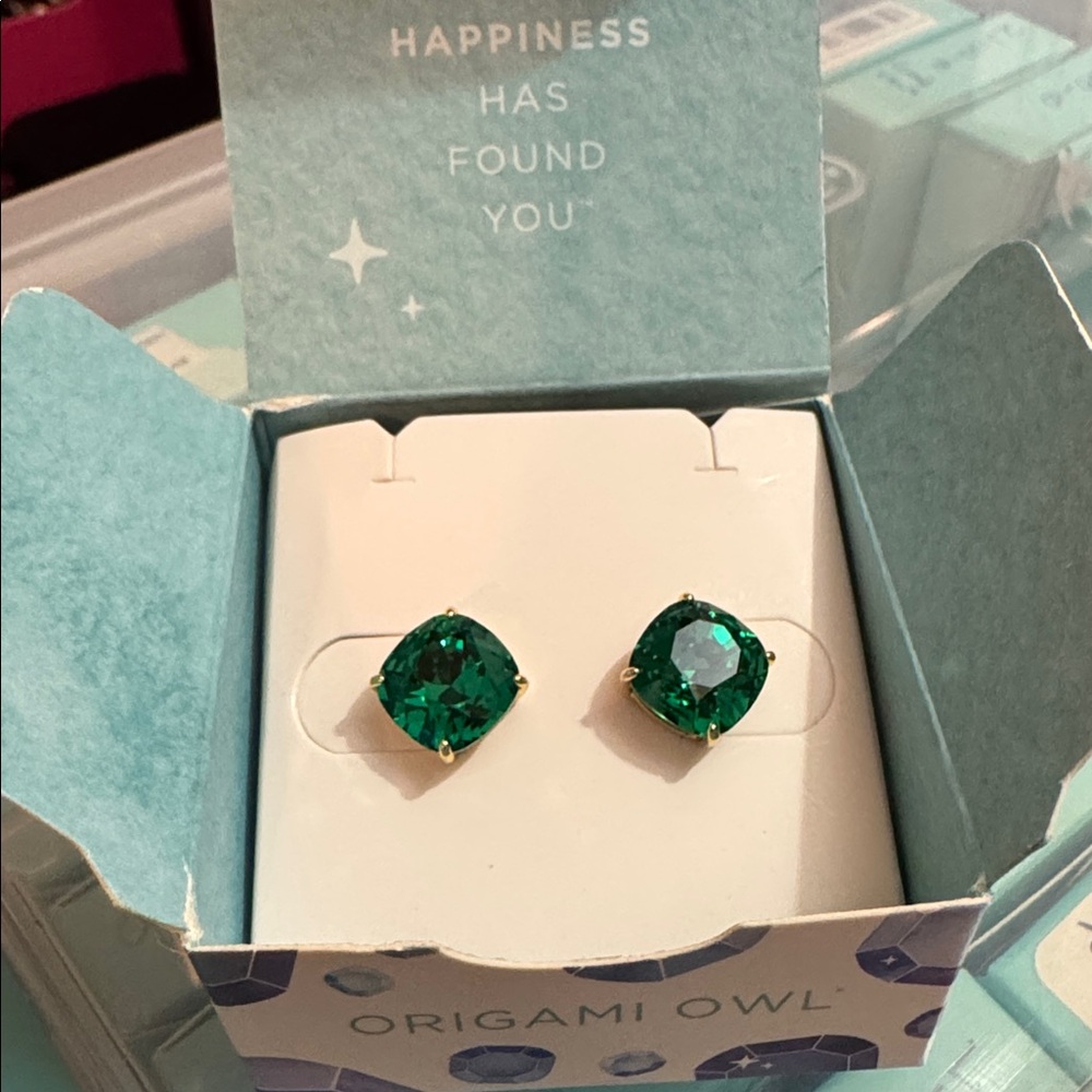 Origami Owl ER3180 Collectors Club Clara earring with majestic green Crystals